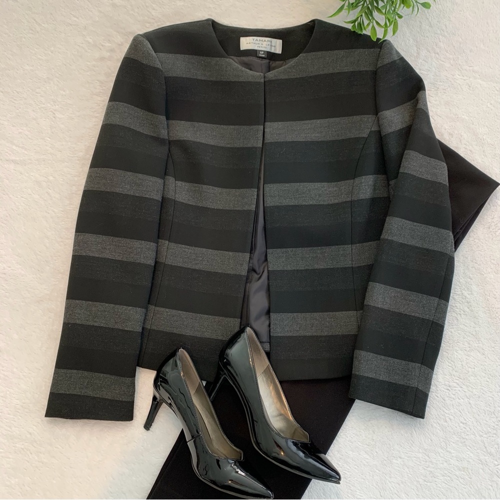 ❤️‍🔥HP❤️‍🔥 Tahari grey & black long sleeve fully lined dress jacket.  Size 6p.